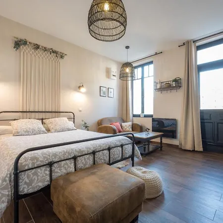 6 Place De La Détente Pensión 4*